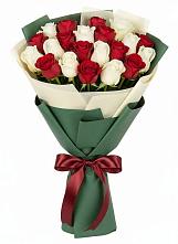 Букет Микс из красных и белых роз в Гергебиле