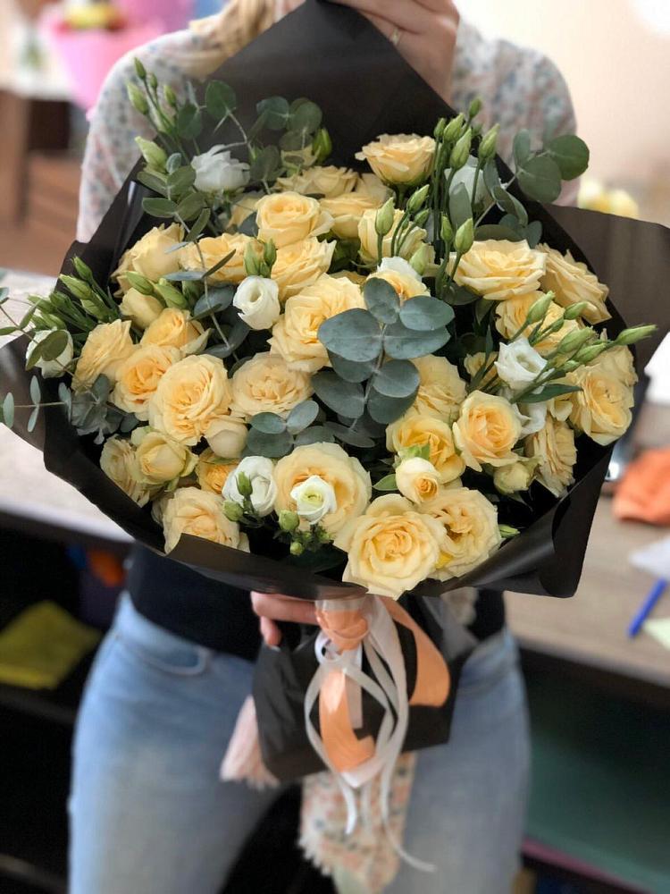 Букет цветов из: Розы и Лизиантусы в Гергебиле