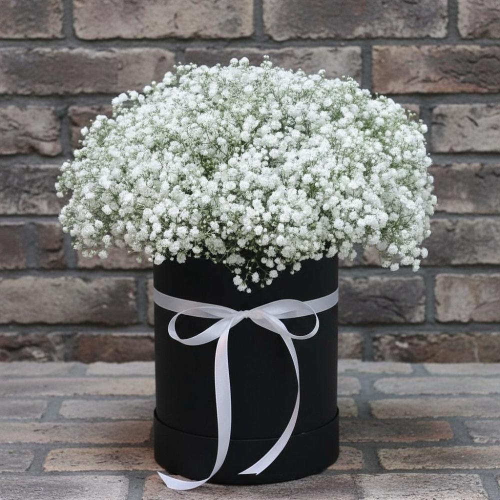 Цветочная композиция из Гипсофила в шляпной коробке в Гергебиле