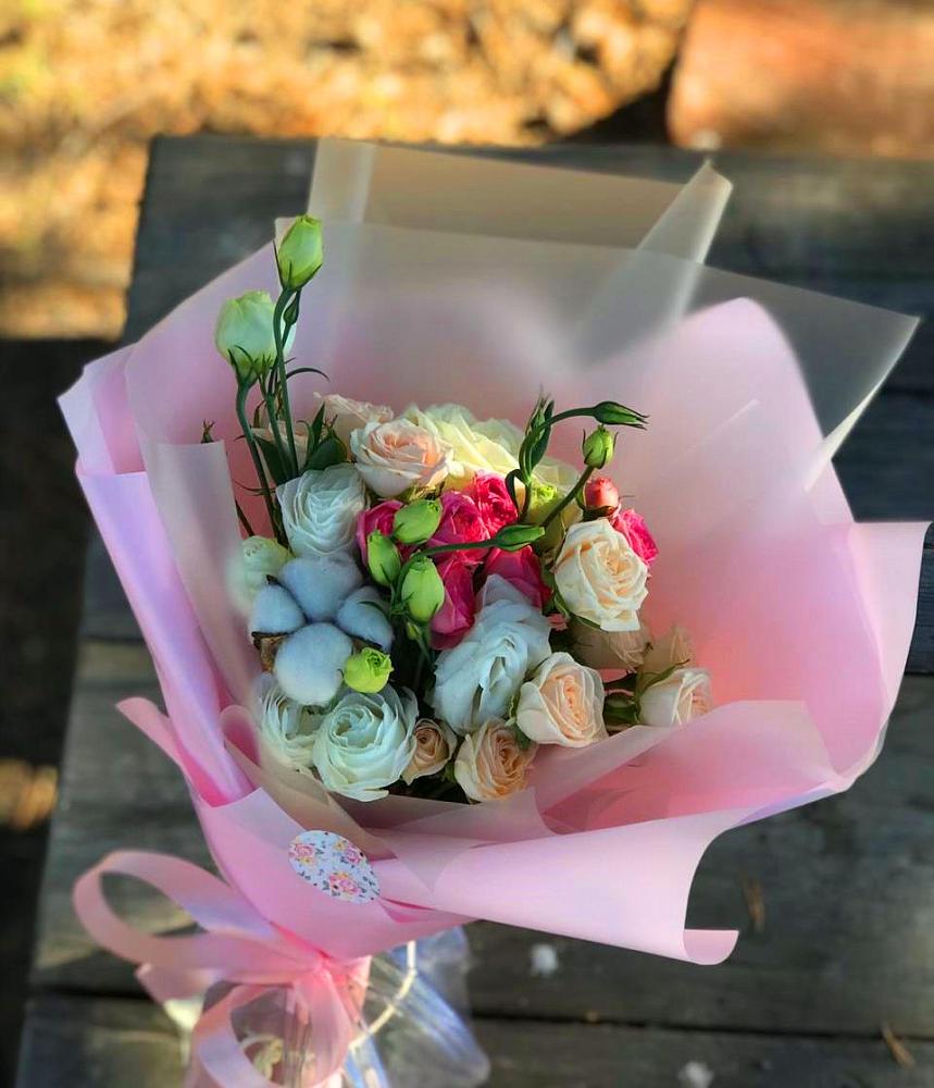 Букет цветов из: Розы и Лизиантусы в Гергебиле