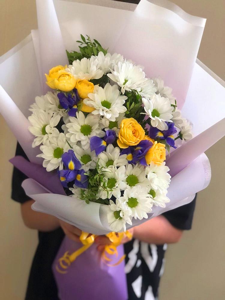 Букет цветов из: Ирисы, Хризантемы и Розы в Гергебиле