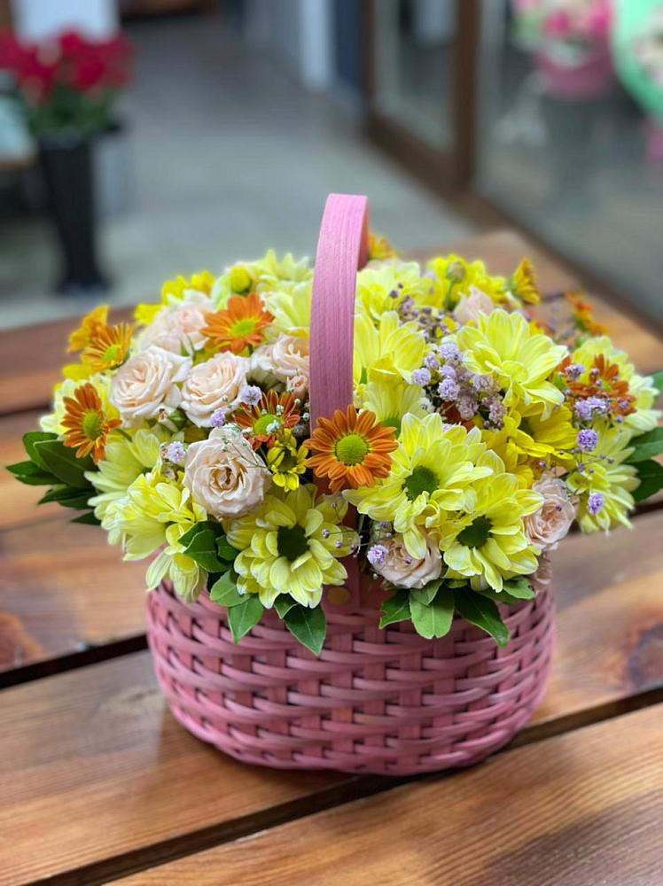 Цветочная композиция из Хризантемы и Розы в корзине в Гергебиле