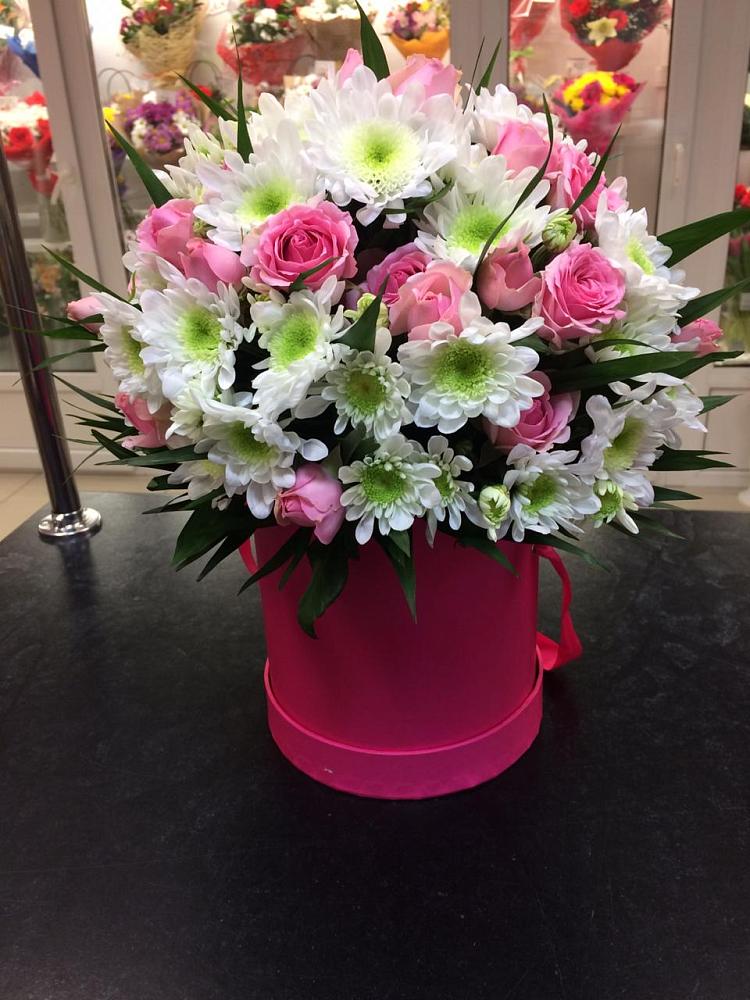 Цветочная композиция из Розы и Хризантемы в шляпной коробке в Гергебиле