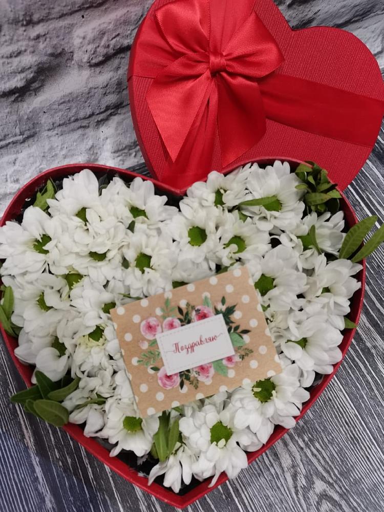 Цветочная композиция из Хризантемы в виде сердца в Гергебиле