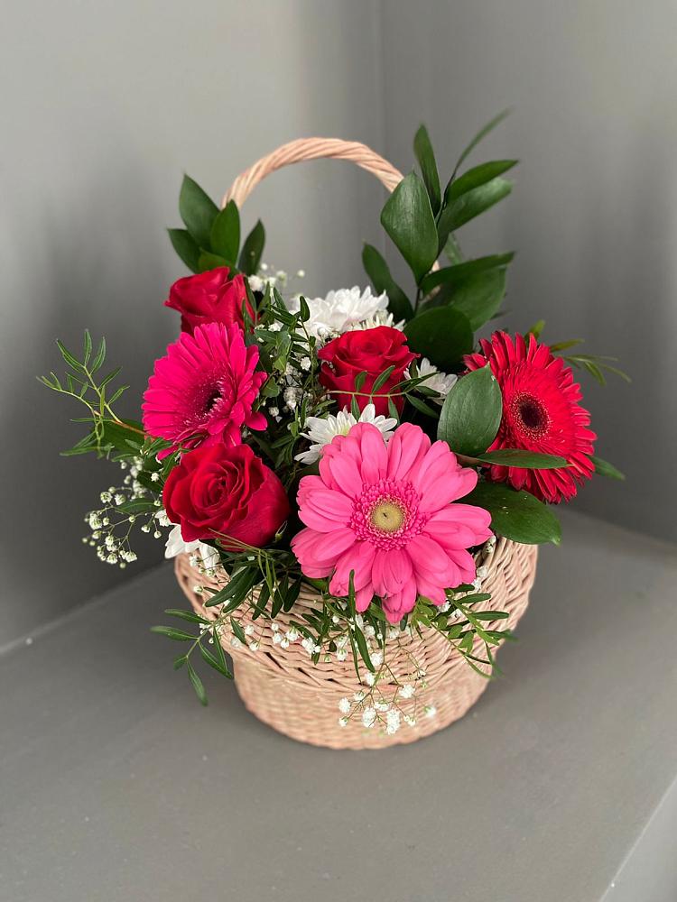 Цветочная композиция из Розы, Хризантемы и Герберы в корзине в Гергебиле