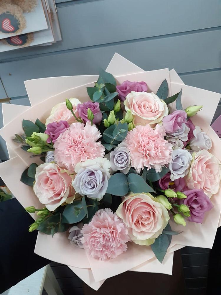 Букет цветов из: Розы, Гвоздики и Лизиантусы в Гергебиле